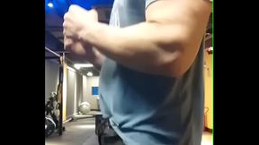 Sem cueca na academia, exibindo o pau grande