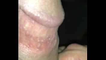 Gay por  ele sacudindo a pica para deixar babada e gozada