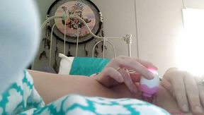 Milf masturbating and using clit vibrator