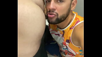 Folioes fazendo sexo no banheiro publico na noite de carnaval.