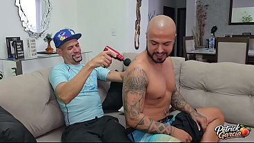 O Rog&eacute_rio veio trazer o massageador e acabou massageando meu cu com o seu pauzao