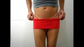 Homem exibindo de micro saia vermelho e fio dental (20130201b) cdspbisexual