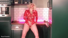 Hot MILF bonds and pleasures self with rope bondage
