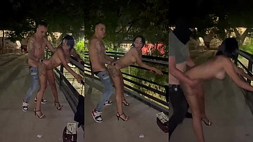 Parte 1 Noite começou inocente no bar... só uns drinks e olhares que já diziam tudo. Ele chegou perto e sussurrou: ‘Hoje vou te comer num lugar especial,. Eu só sorri e já tava molhada