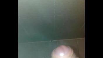 Punheta no banheiro , gozando gostoso, osasco