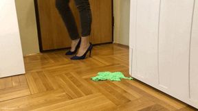 CHLOE IN HIGH HEELS TROUBLE STUCK IN STICKY FOAM - MOV Mobile Version
