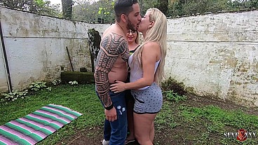Sortudo fudendo duas loiras gostosas