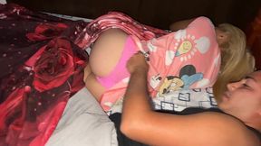 compartiendo cama con mi hermosa amiga porque estamos viajando caso de la vida real