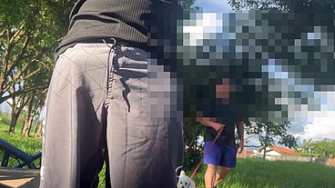 Passando a mão na mala do desconhecido enquanto os outros passam