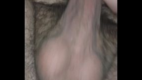 Punheta na pica peluda e sac&atilde_o cheio de leite