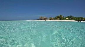 la video du dimanche, petit exhib dans les eaux chaudes des maldives. c est ...