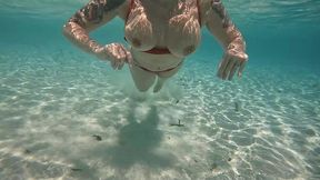 la video du dimanche, petit exhib dans les eaux chaudes des maldives. c est ...