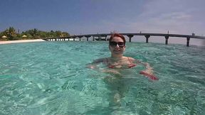 la video du dimanche, petit exhib dans les eaux chaudes des maldives. c est ...