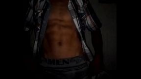 Na beca que o Joker gosta, entra no bar e bebe cacha&ccedil_a.