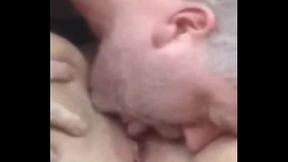 Nylonjunge leckt die geile reife Fotze
