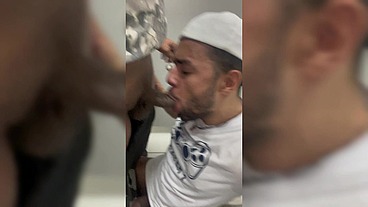 Comi meu parceiro do futebol no vestiario!