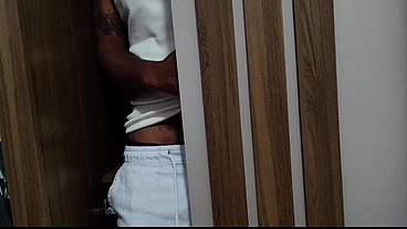 ENTIADO pervertido deixa seu amigo dentro do guarda roupa espiando sua madrasta, fudeu O inocente não sabe trepar