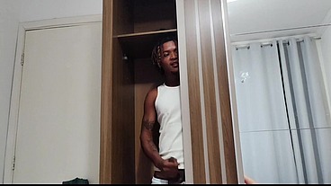 ENTIADO pervertido deixa seu amigo dentro do guarda roupa espiando sua madrasta, fudeu O inocente não sabe trepar