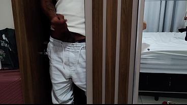 ENTIADO pervertido deixa seu amigo dentro do guarda roupa espiando sua madrasta, fudeu O inocente não sabe trepar