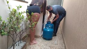 cliente gostosa pediu gas de cozinha e ficou provocando o entregador (video real)