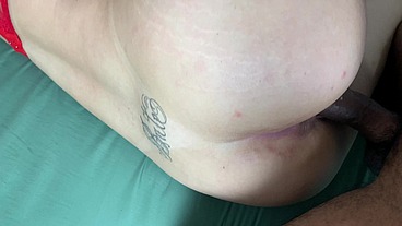 A safada levando ferro de quatro para não mostrar a barriga de gestante