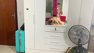 A safada levando ferro de quatro para não mostrar a barriga de gestante