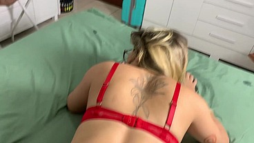 A safada levando ferro de quatro para não mostrar a barriga de gestante