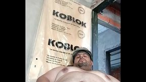 Obrero gordo y caliente aprovecha muy bien su hora de almuerzo para descargar la leche