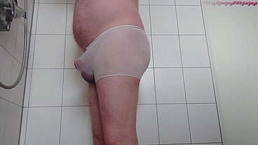 Pissen und Duschen im Nylonhöschen