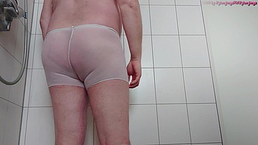 Pissen und Duschen im Nylonhöschen