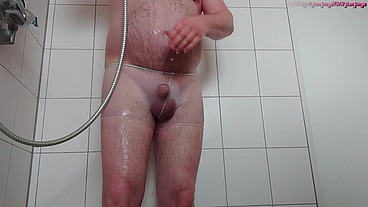 Pissen und Duschen im Nylonhöschen