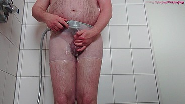 Pissen und Duschen im Nylonhöschen