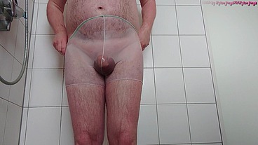 Pissen und Duschen im Nylonhöschen