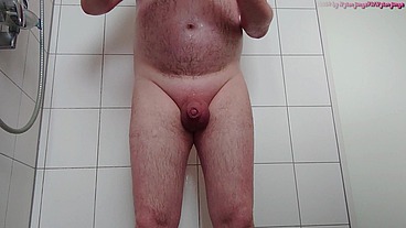 Pissen und Duschen im Nylonhöschen