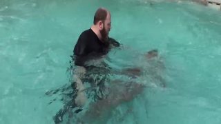 Een cosplayer van Wonder Woman wordt vastgebonden en onder water gehouden door een schurk.