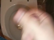Фембой писает и дрочит свой член