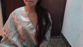 Bhabhi ne akele me muze dhoodh dikhaya