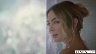 De blonde Amerikaanse Blair Williams met kleine tieten en Kendra Sunderland krijgen hardcore anaalneuk