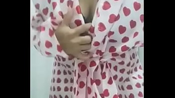 la esposa de mi vecino me muestra las tetas en video casero real