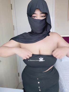 Amateur GF reveals her big boobs and teases the camera with a seductive dance.