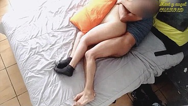 Follando con el vecino mientras el cornudo en casa
