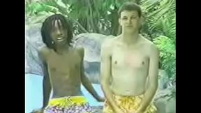 Branquelo chupando pau do neguinho na piscina