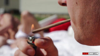 Die jungen Teenager Colby Chambers, Mickey Knox und Robin Moore in einem heißen Dreier im Freien mit Blowjobs und Analverkehr