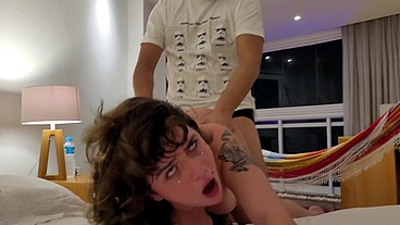 A Candy Kush Chamou o Marido da Sua Melhor Amiga e Passou a Noite Dando pra Ele!