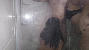 trio en la ducha