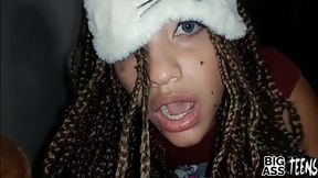 le quito las medias a mi hijastra cuando estamos solos en casa. le quito las medias a mi hijastra cuando estamos solos en casa.