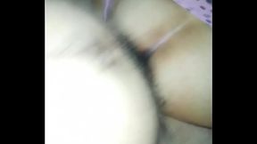 Esposa boca abajo mostrando el culito