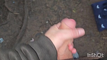 Estava na trilha parado batendo uma punheta, chegou um cara me colocou para mamar até gozar depois foi embora sem.olhar para traz.