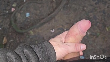 Estava na trilha parado batendo uma punheta, chegou um cara me colocou para mamar até gozar depois foi embora sem.olhar para traz.
