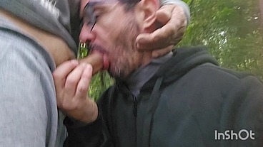 Estava na trilha parado batendo uma punheta, chegou um cara me colocou para mamar até gozar depois foi embora sem.olhar para traz.